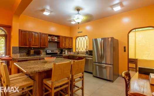 BEACH CONDO, WALK TO PLAYA PELADA