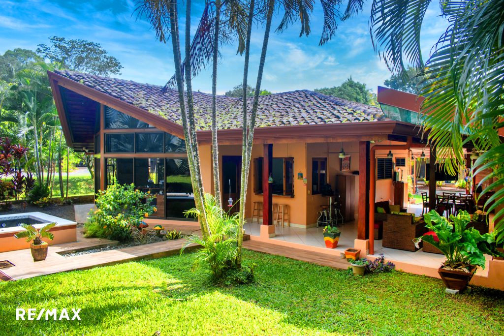 Casa Garcia- Turnkey home with Guest Studio in Bosque del Lago, Playa Carrillo