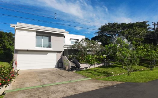 Family Retreat in Hacienda Los Reyes: Spaciousness, Privacy and Versatile Spaces