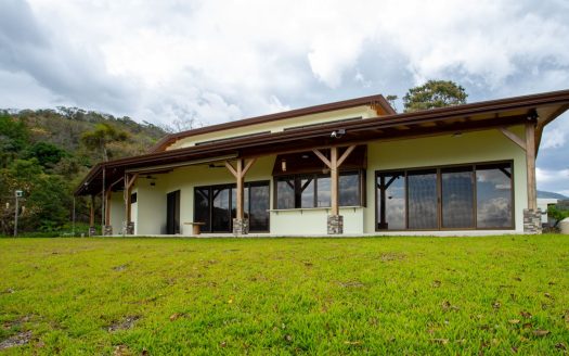 Beautifully built home on 2.5 acres 6 min. from 27 in Atenas