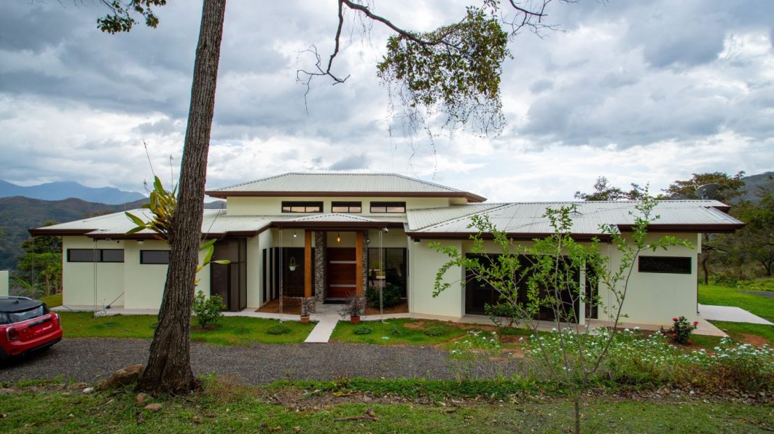 Beautifully built home on 2.5 acres 6 min. from 27 in Atenas