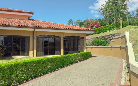 Welcome to Your Dream Home in the Green Mountains of Santa Bárbara de Heredia