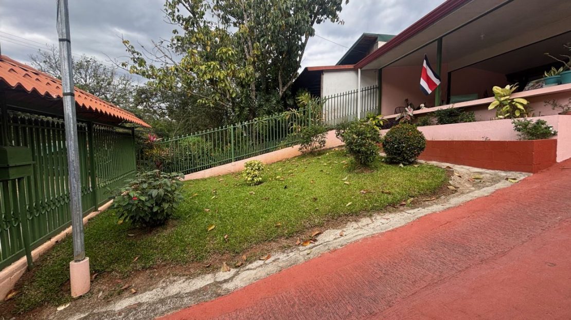 Affordable home 5 minutes from Atenas Center in tranquil neighborhood