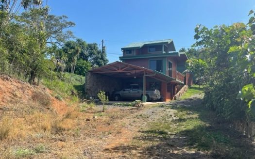 Newer home with unique designs and finishes in Atenas