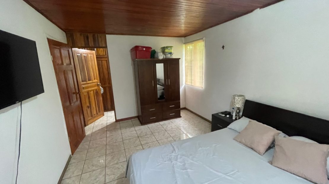 House with pool and 2 ranchos on 1/2 acre in Atenas