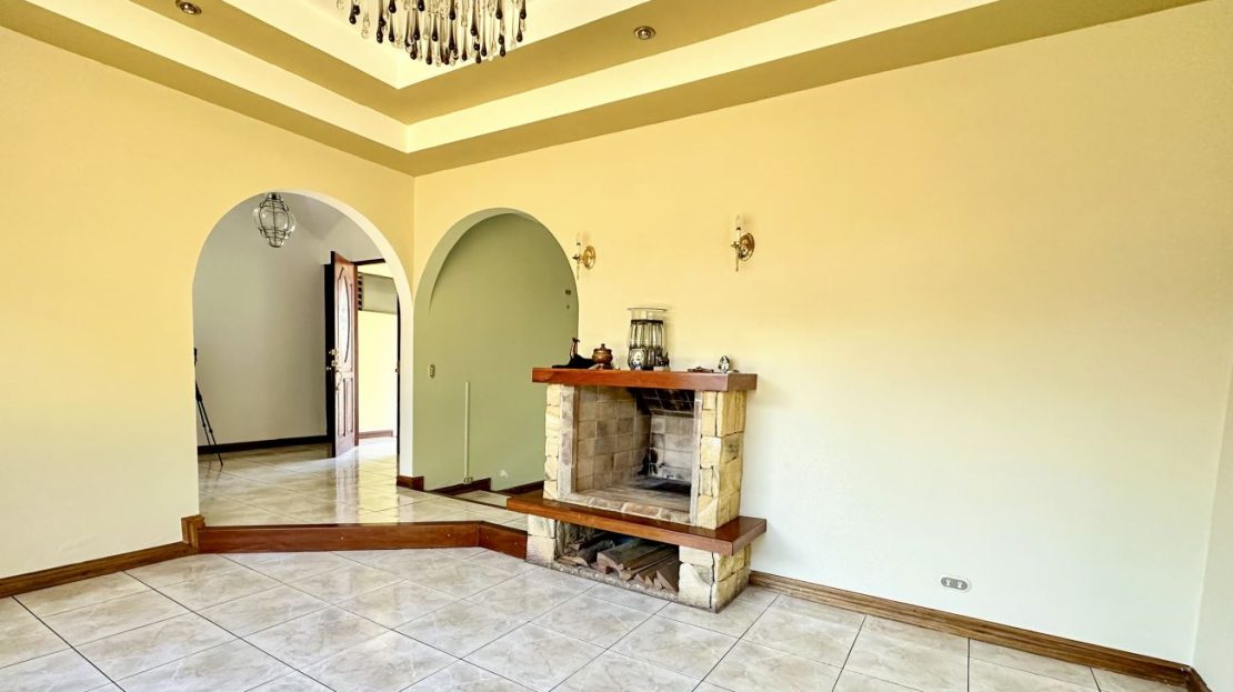Spacious Home with Large Lot and Mountain Views Near Downtown San Rafael de Heredia
