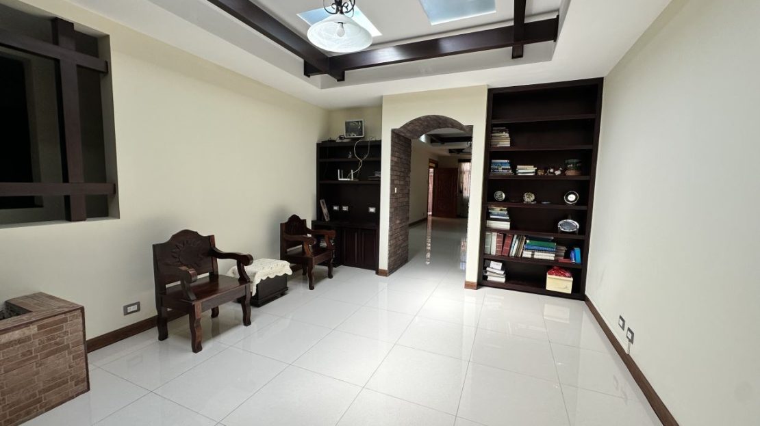 Recently Renewed Home for Sale in Santo Domingo – Spacious Lot and Excellent Location