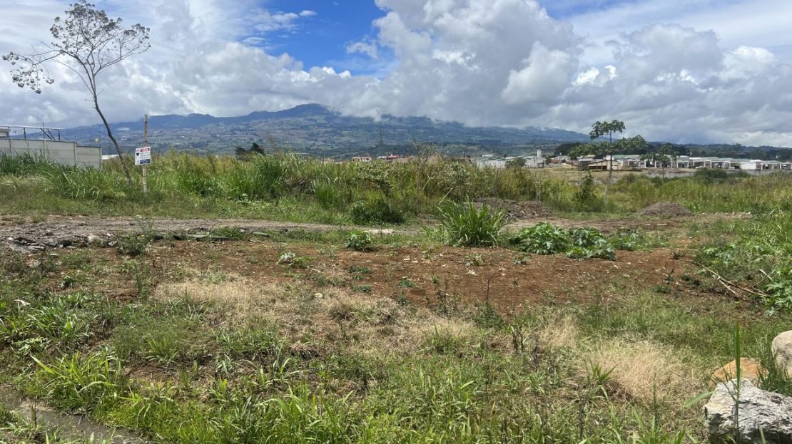 Terreno de 2656 m2 a 1.5 km de Paraíso de Cartago. Habitacional.