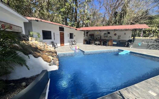 JUNGLE EDGE RESIDENCE – 4-Unit Income Property