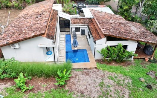 Tropical Paradise in Orotina, 3BR Home with Private Pool, Fruit Trees & Resort Amenities in Los Ceibos