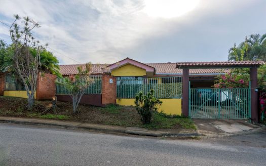 Countryside home on almost 1 acre with big views of the Central Valley