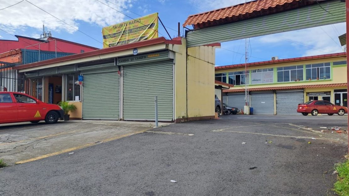 Propiedad con locales comerciales y/o oficinas en Guadalupe