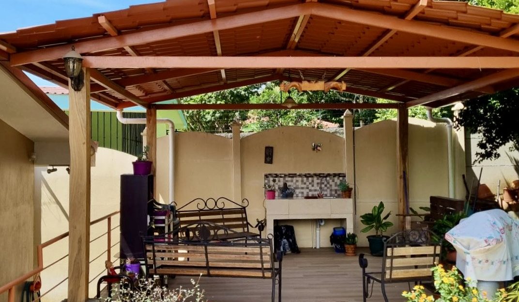 House is located in a very quiet end street just 2km from town - Owner Financing