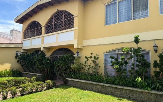 Prime Commercial Property in Downtown Alajuela – High Traffic, Endless Business Potential!