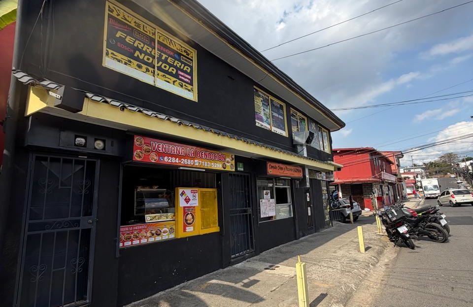 Commercial Property for Sale in Calle Blancos – High Return Investment