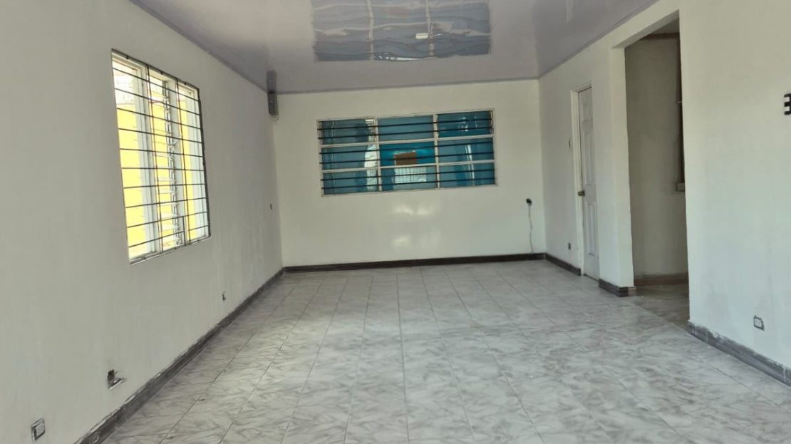 Commercial Property for Rent with Ample Parking – Ideal for Multiple Business Types