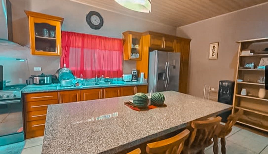 Large Garden & Solar Panels