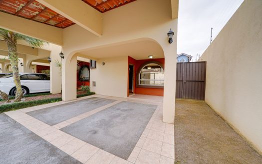 Condo home in Mata de Plátano, 2 stories, 3 bedrooms, 2.5 baths, garden and double garage. Ideal to live or invest.