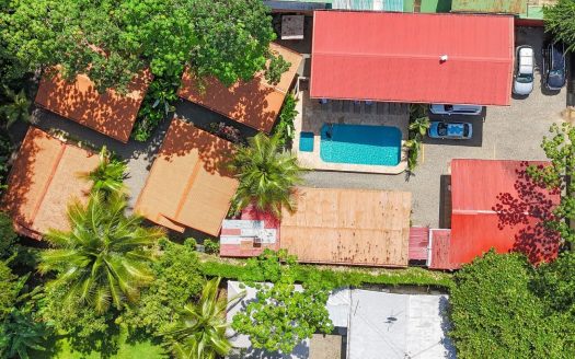 A highly-rated and high-occupancy resort with a hotel, cabins, on-site restaurant and a pool an easy 5-minute walk from PLAYA UVITA