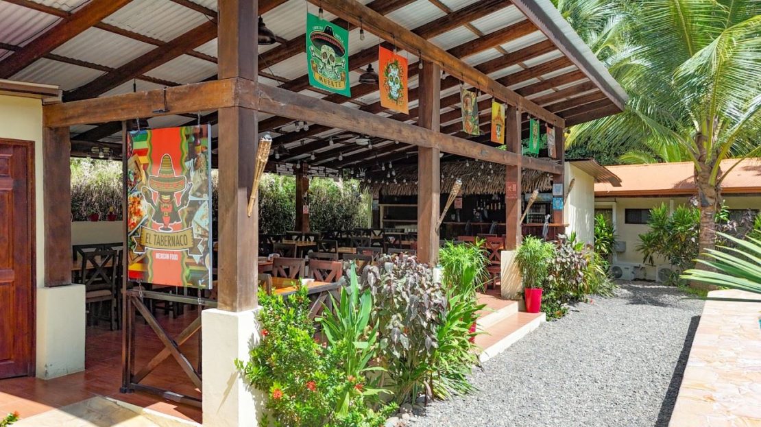 on-site restaurant and a pool an easy 5-minute walk from PLAYA UVITA