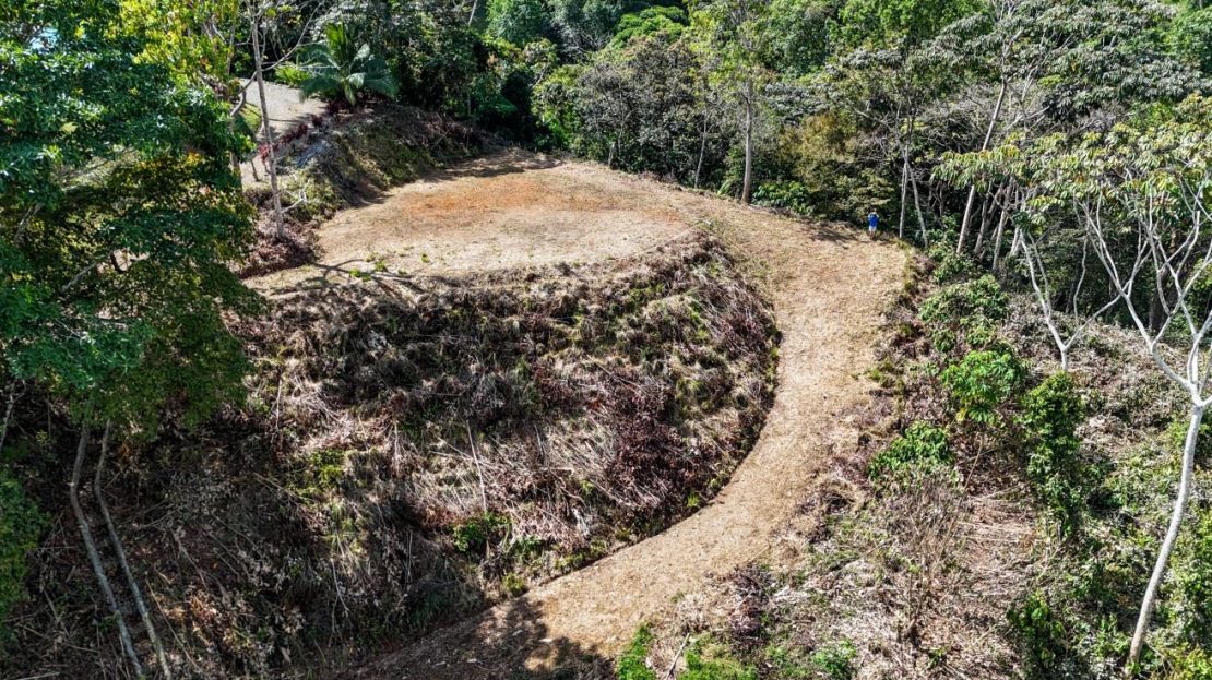 An elevated 1.2 acres lot with two plantels