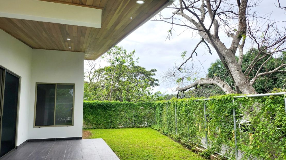 Home in gated community with modern finishes - close to all amenities