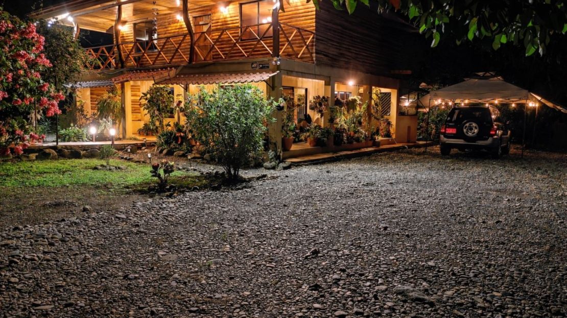 Tranquil Sanctuary: Charming Two-Story Wooden Home in Manuel Antonio area