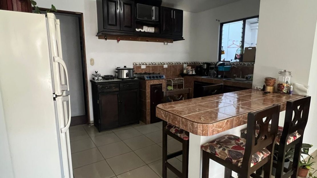 Property for Sale with House and 2 Apartments – Ideal for Investment Cuatro Reinas