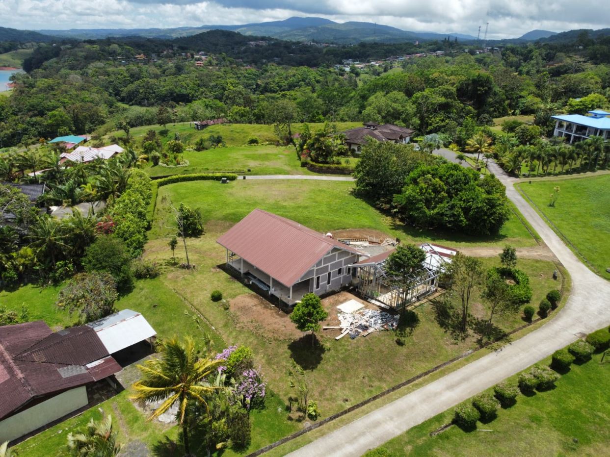 Lake Paradise, Nuevo Arenal – Brand-New 3BR/3BA Home with Garage &amp; Development Potential in Prestigious Gated Community