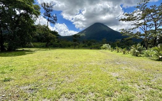 Land for Sale in Downtown La Fortuna with Direct Arenal Volcano View – 5,832 m² | $479,000