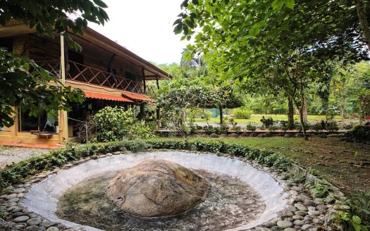 Tranquil Sanctuary: Charming Two-Story Wooden Home in Manuel Antonio area
