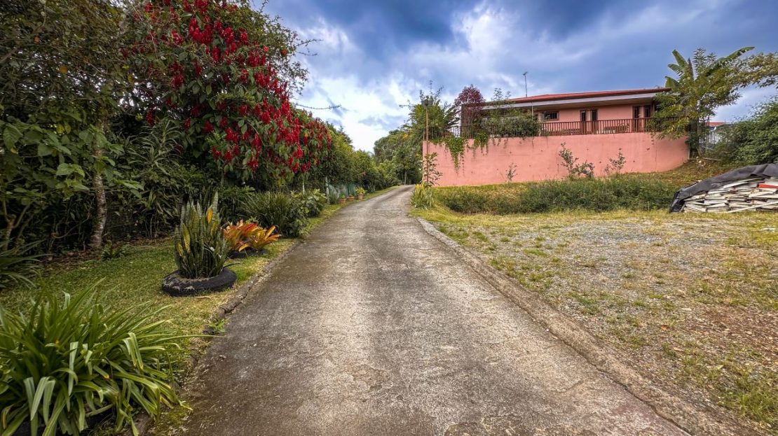Luxury Mountain-View Residence for Sale in Paraíso de Cartago