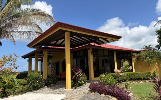 Own the View – A Lovingly Maintained Oceanview Retreat with a huge pool and a guesthouse – Buy it with U.S.-style fixed mortgage