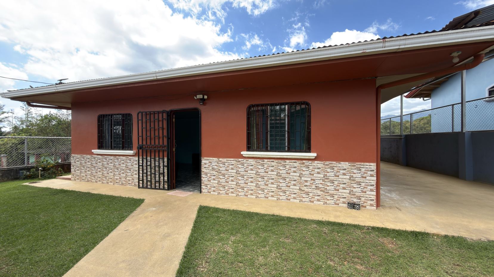House for Sale in Pérez Zeledón, Spacious 4-Bedroom Home