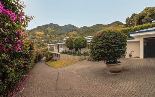Mountain Property in Escazú with Spectacular Views – $795,000