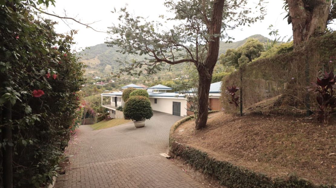 Mountain Property in Escazú with Spectacular Views – $795