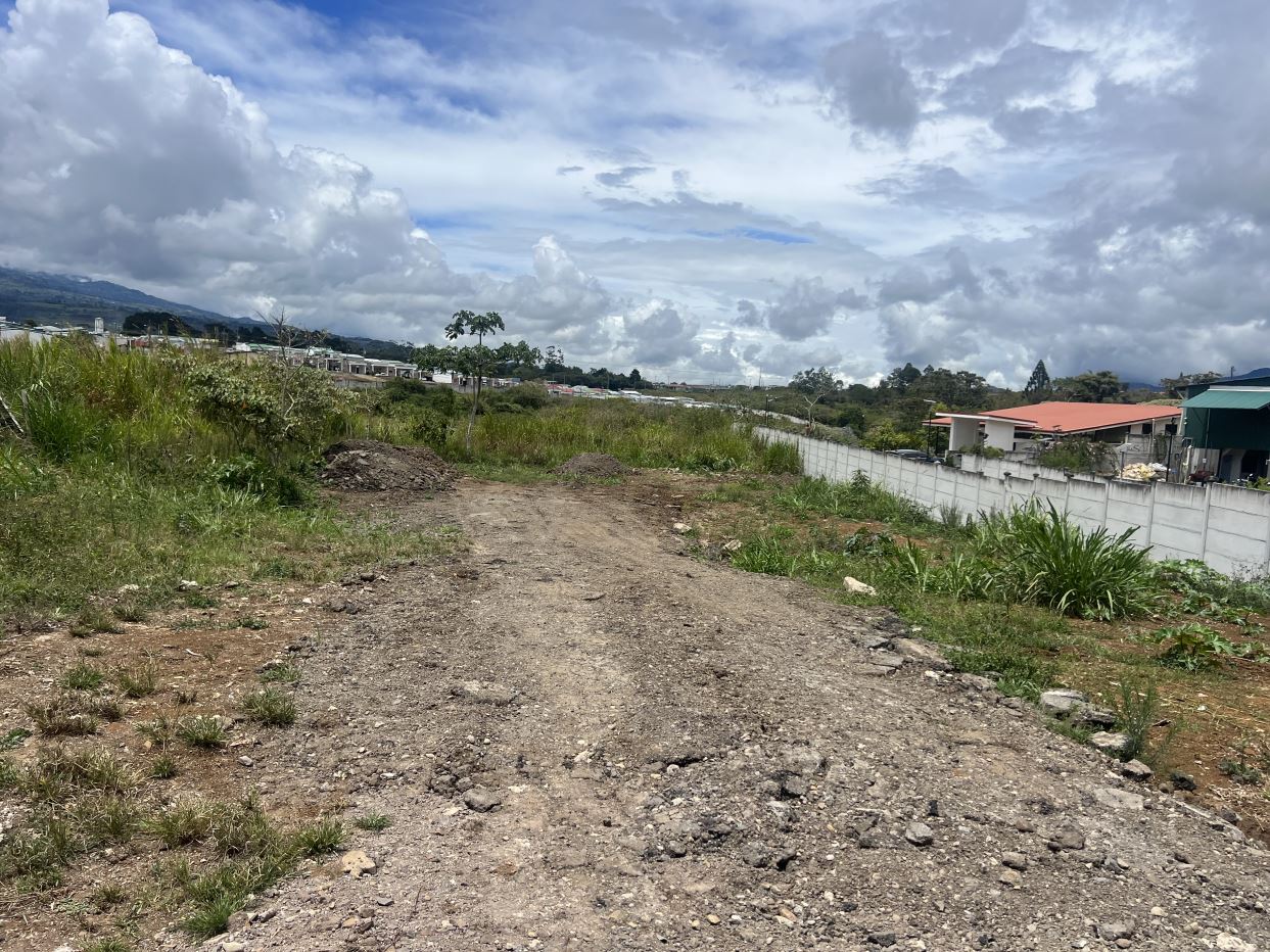 Terreno de 2656 m2 a 1.5 km de Paraíso de Cartago. Habitacional.