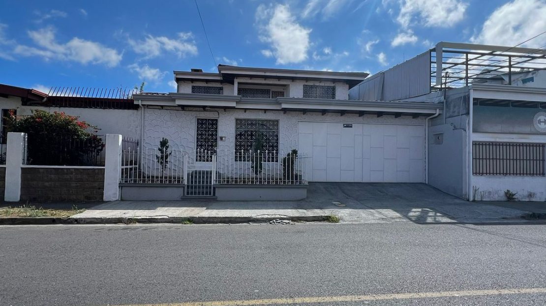 House for Sale – Spacious with Indoor Fountain