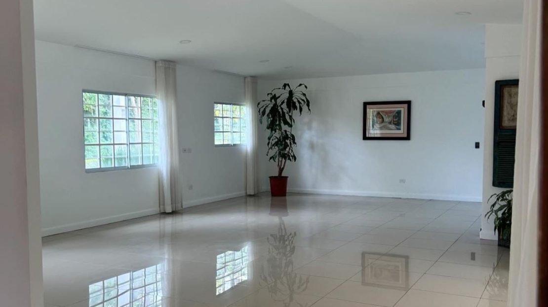 Santa Ana with Spacious Garden