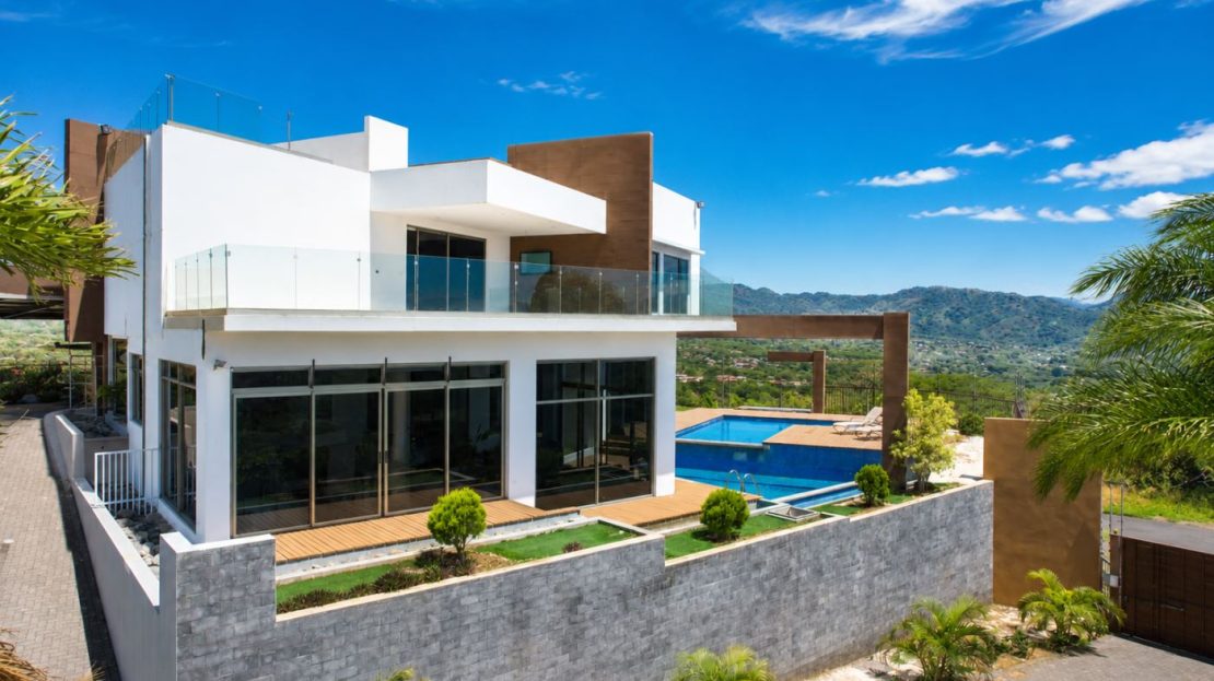 Ultramodern home with amazing 360 degree views in Roca Verde of Atenas