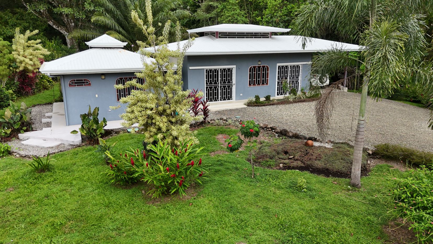 House and property for sale in the heart of Ojochal with 2.93 Hectares and Development potential.