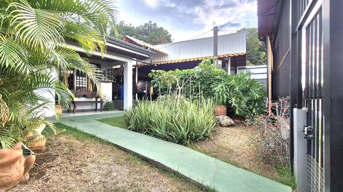 Spacious Single-Level Home with Large Lot in Santa Eulalia – Minutes from Atenas