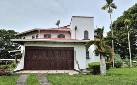 Private Colonial Retreat with Pool & Mountain Views | Furnished | 15 Minutes from Atenas