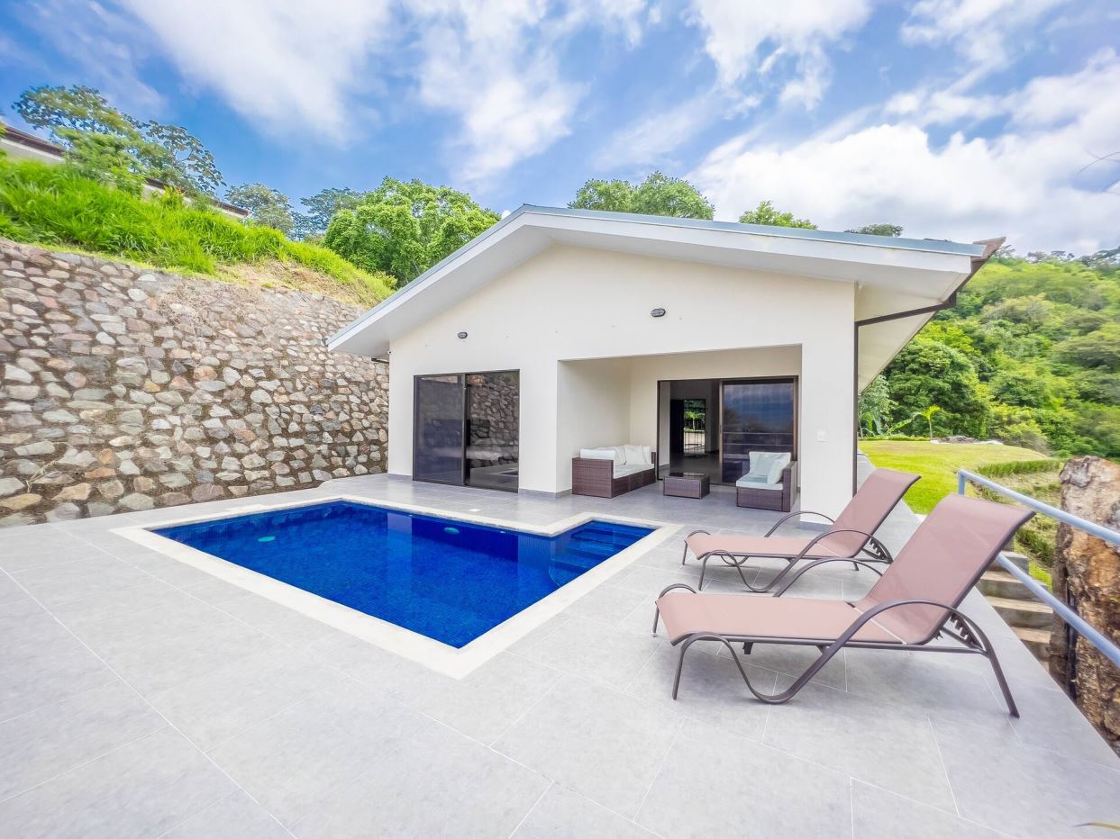 Modern style vacation rental home with big views in Roca Verde