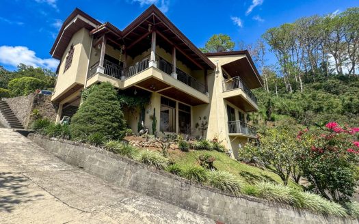 Luxury Mountain Estate in Paraíso Orosi | 11,177 m² Retreat For Sale