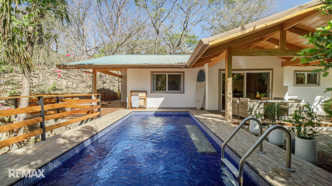 Casa de los Árboles- Steps from Guiones beach Guanacaste | REMAX