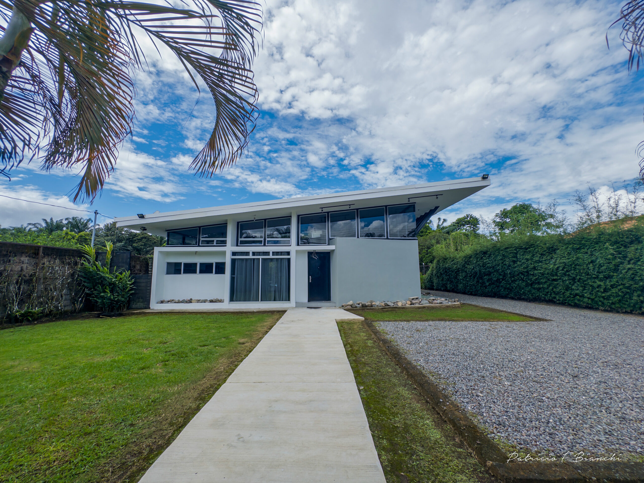 Modern House with Pool and Spacious Terraces on the Interamericana, Ciudad Neily – Canoas
