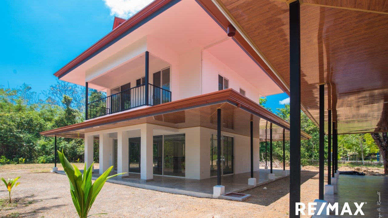 Spacious New Build on Expansive Lot