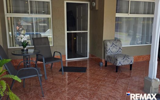 Pool front Tropical Condo | Fully Renovated | Walk to Beach
