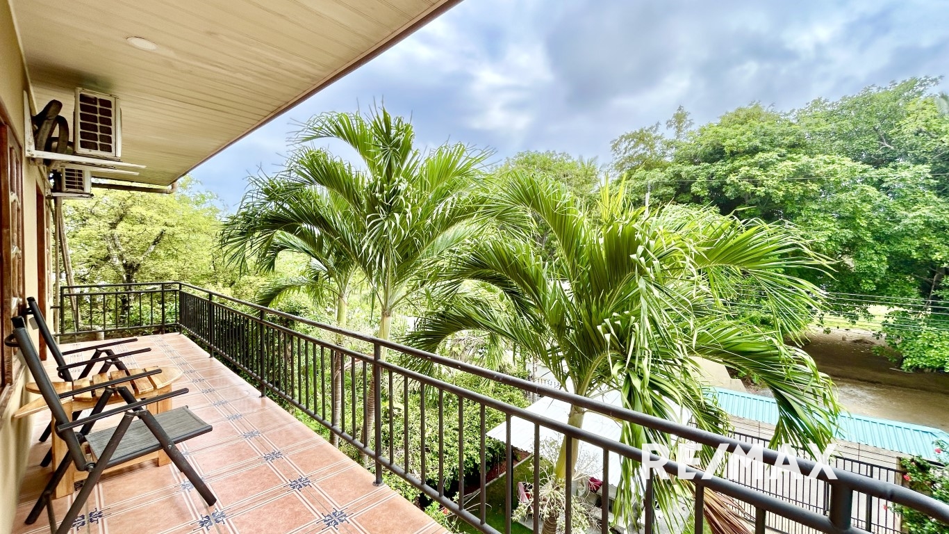 Beachside Bliss: Luxury Living with 9 rental incomes &amp; Rooftop Yoga Deck!